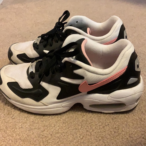 Size 8 Women’s Nike shoes - Picture 2 of 4